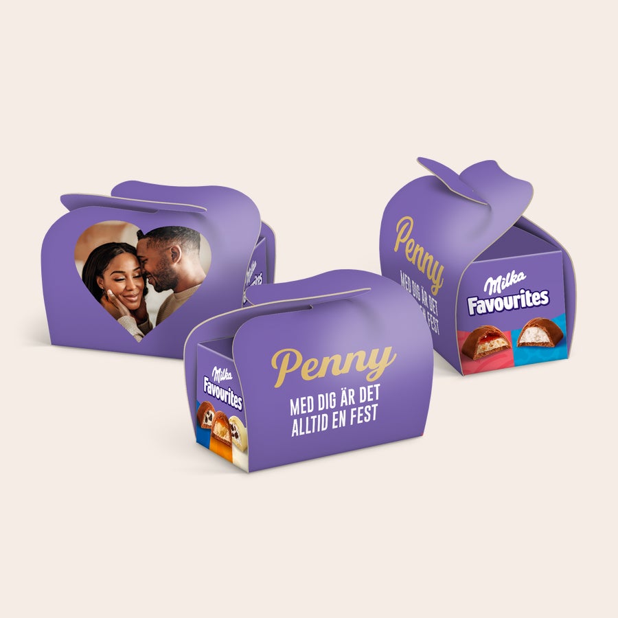 Milka Favourites multipack-gåvor – personliga Milka chokladaskar i lila design, med tryckt foto av ett par och texten "Penny Med dig är det alltid en fest". Dela en touch av lila glädje, gjord just för dem.