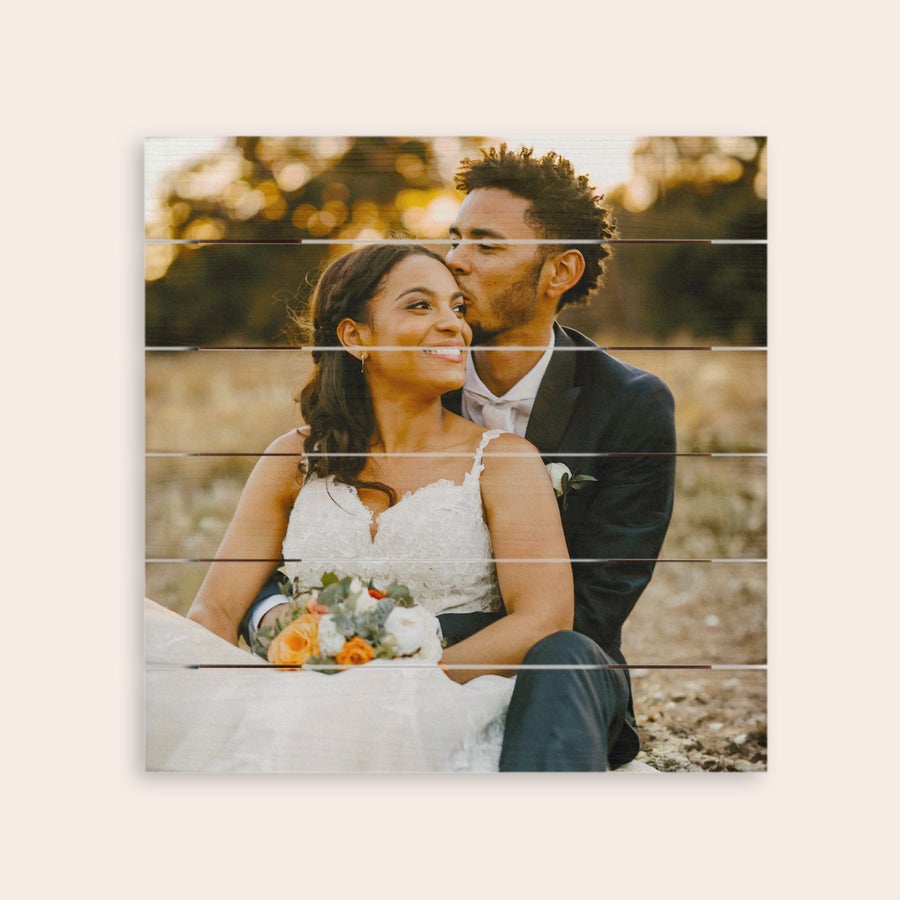 Foto auf Holz Dein Foto auf Holz, ein Hochzeitsfoto eines Paares als personalisiertes Geschenk gedruckt auf hellem Holz.