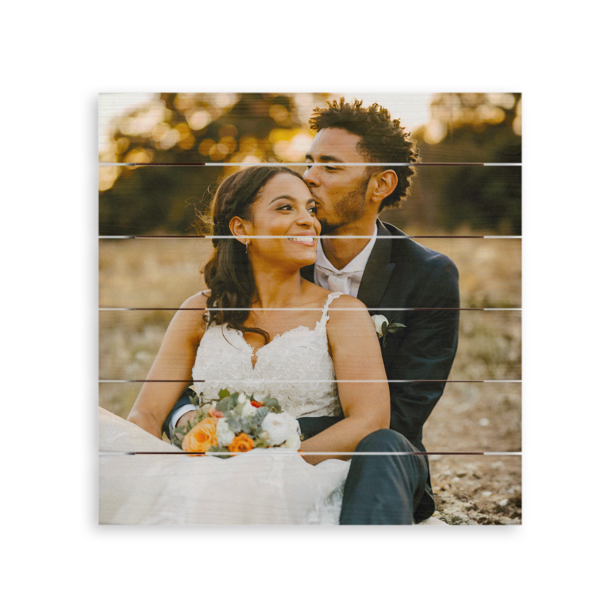 Photo personnalisée imprimée sur planches en bois avec couple marié souriant pour une surprise inoubliable