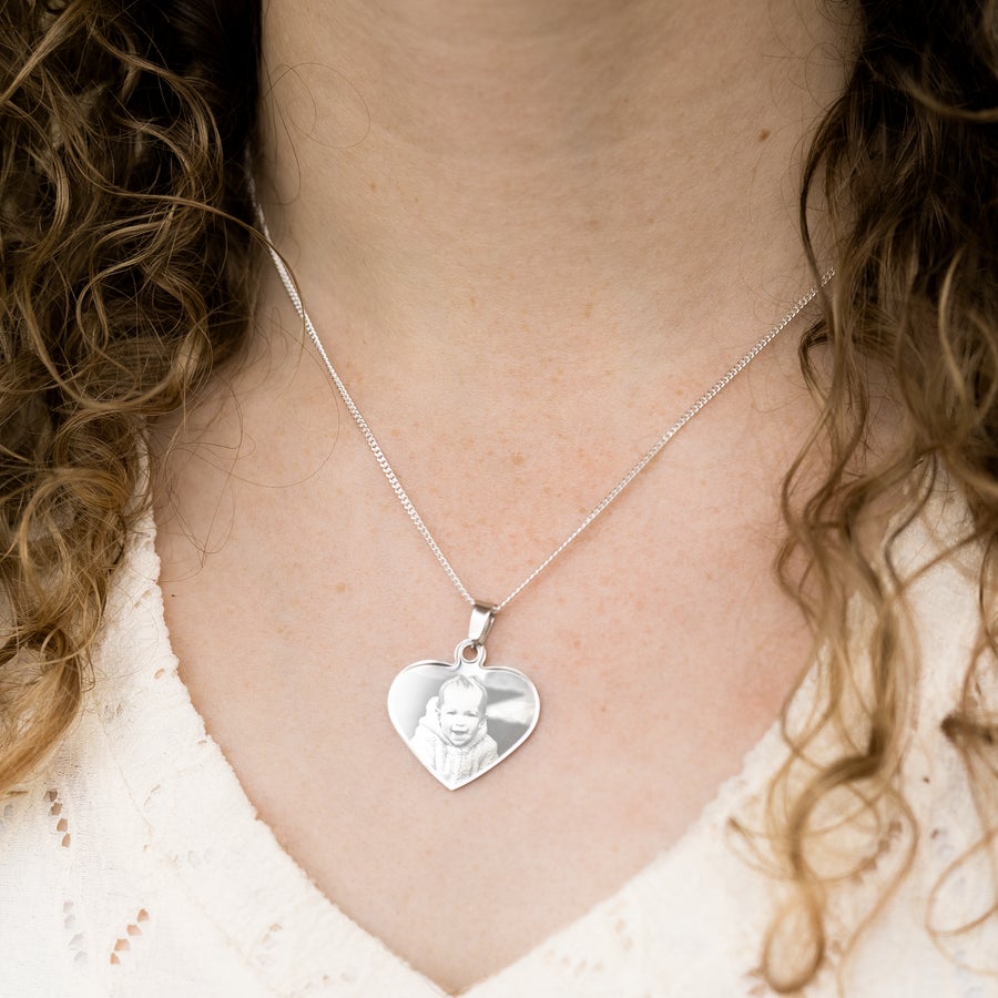 Collana con cuore inciso Ciondolo a forma di cuore personalizzato con foto incisa di un bambino su una catenina d'argento.