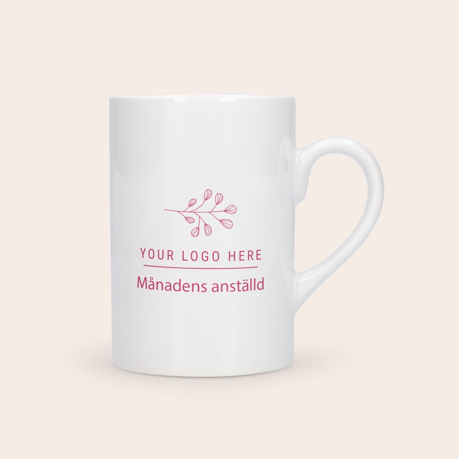 Personlig mugg för te Vit böjd smal mugg med texten Månadens anställd och anpassningsbar logoplats, tryckt med egen design.