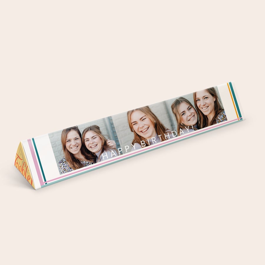Personalizovaná Toblerone Personalizovaná Toblerone čokoláda s fotkami a textom Happy Birthday!, obal potlačený na mieru.