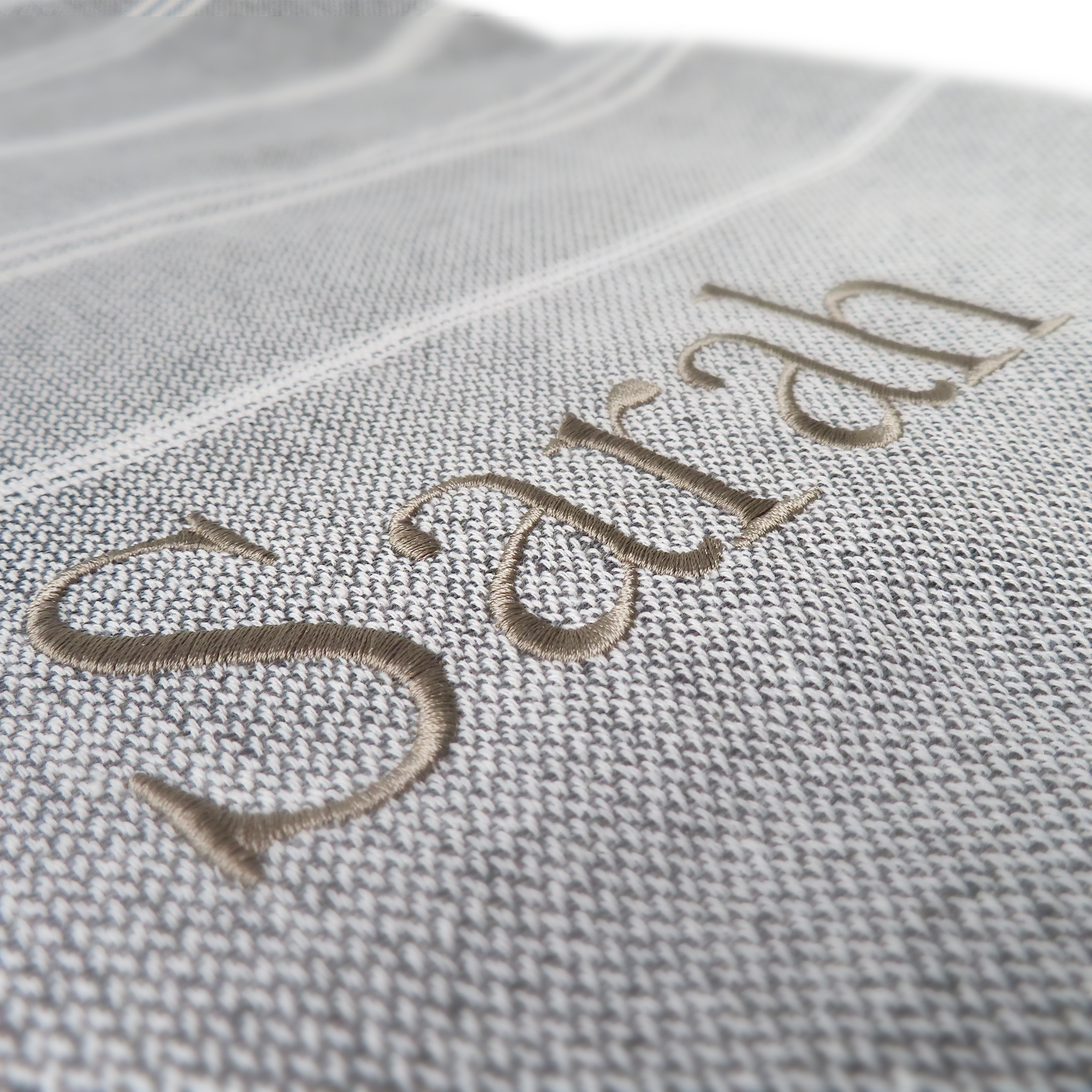 Telo hamman in cotone grigio e bianco personalizzato con il nome Sara ricamato in beige