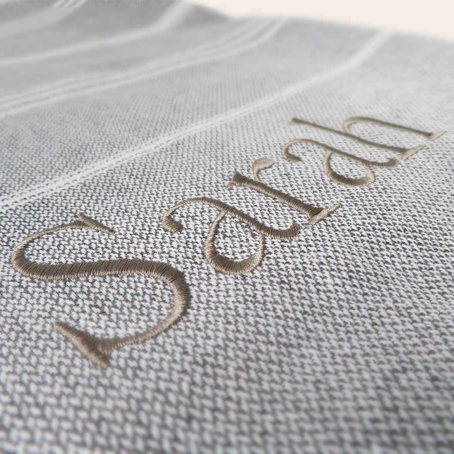 Toalla de hammam con nombre Toalla hammam personalizada gris con nombre "Sarah" bordado en marrón claro, detalle para disfrutar del verano.