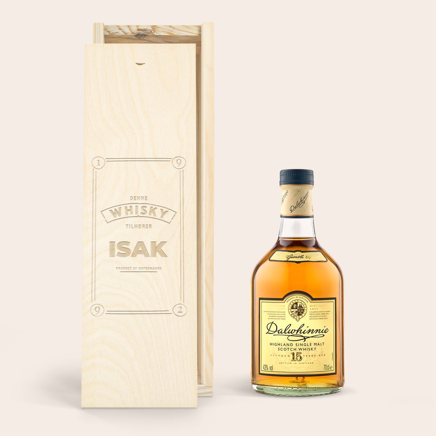 Whiskey i personlig trækasse - Dalwhinnie 15 years Dalwhinnie 15-års whisky i en indgraveret trææske med teksten "Denne whisky tilhører Isak"