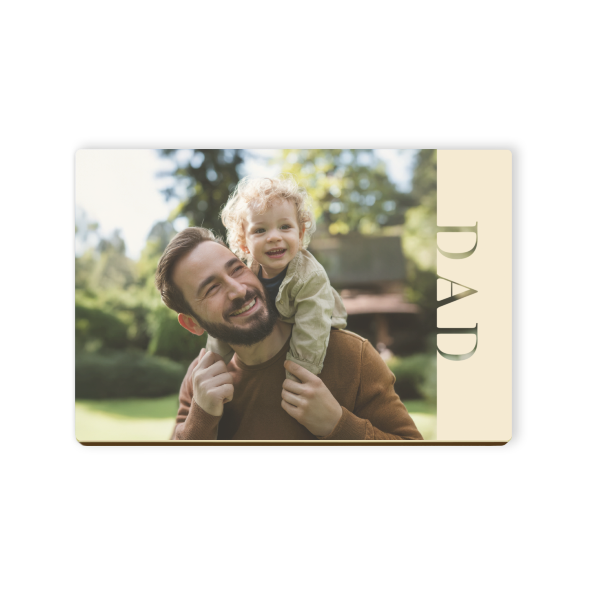 Lettera di cioccolato personalizzata con stampa della foto di un uomo e un bambino e la scritta "DAD" per trasformare il cioccolato ordinario in un regalo straordinario