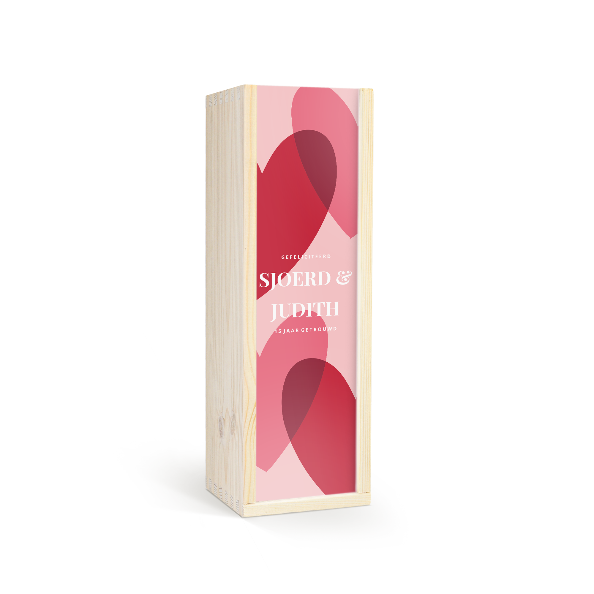 Bedrukte houten wijnkist met glühwein, gepersonaliseerd met namen Sjoerd & Judith en de tekst 15 jaar getrouwd, met roze harten design.