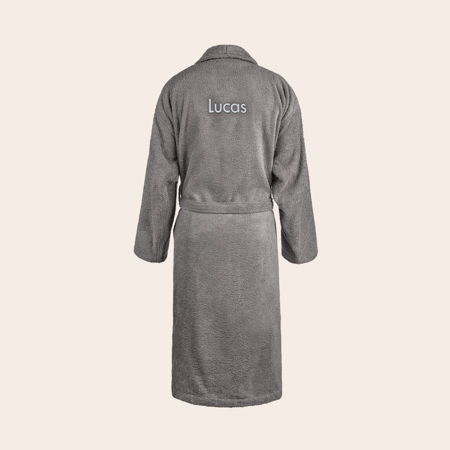 Kopalni plašč - moški Siv mehak kopalni plašč z izvezenim imenom Lucas na hrbtu, idealen za podarite kot osebno darilo.