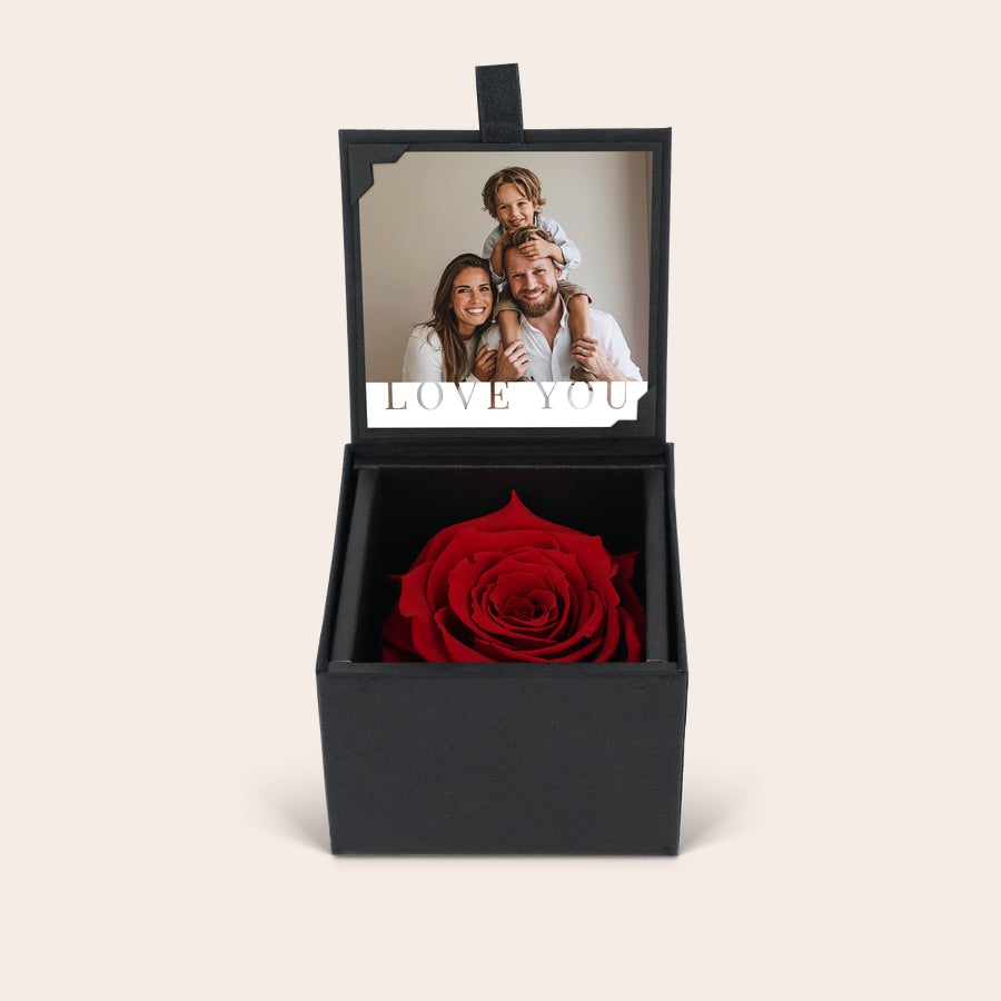 Trandafir eternitate cu imprimeu foto Trandafir etern roșu într-o cutie neagră, cu o imprimare foto personalizată a unei familii și textul Love You