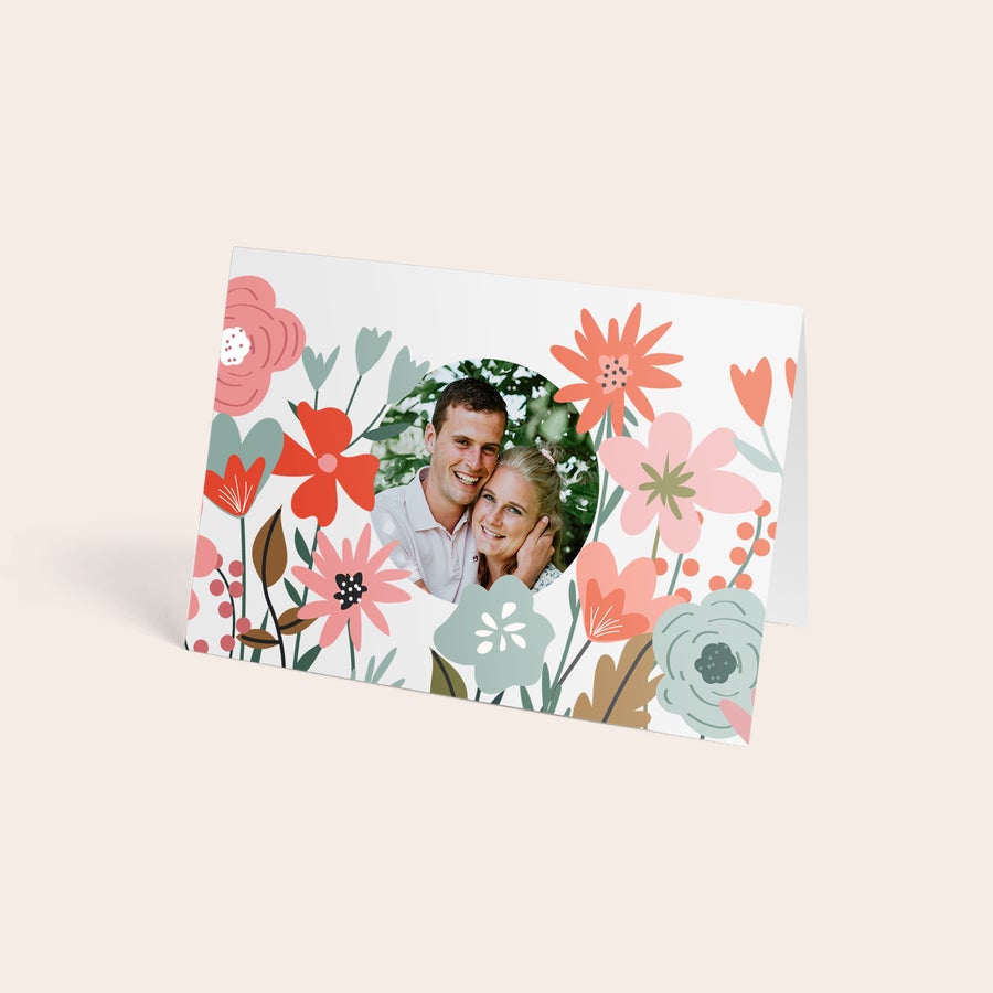 Briefkastenrosen Personalisierte Grußkarte mit einem Foto eines Paares, umgeben von bunten Blumen und Blättern, zum Verschicke echte Briefkastenblumen.