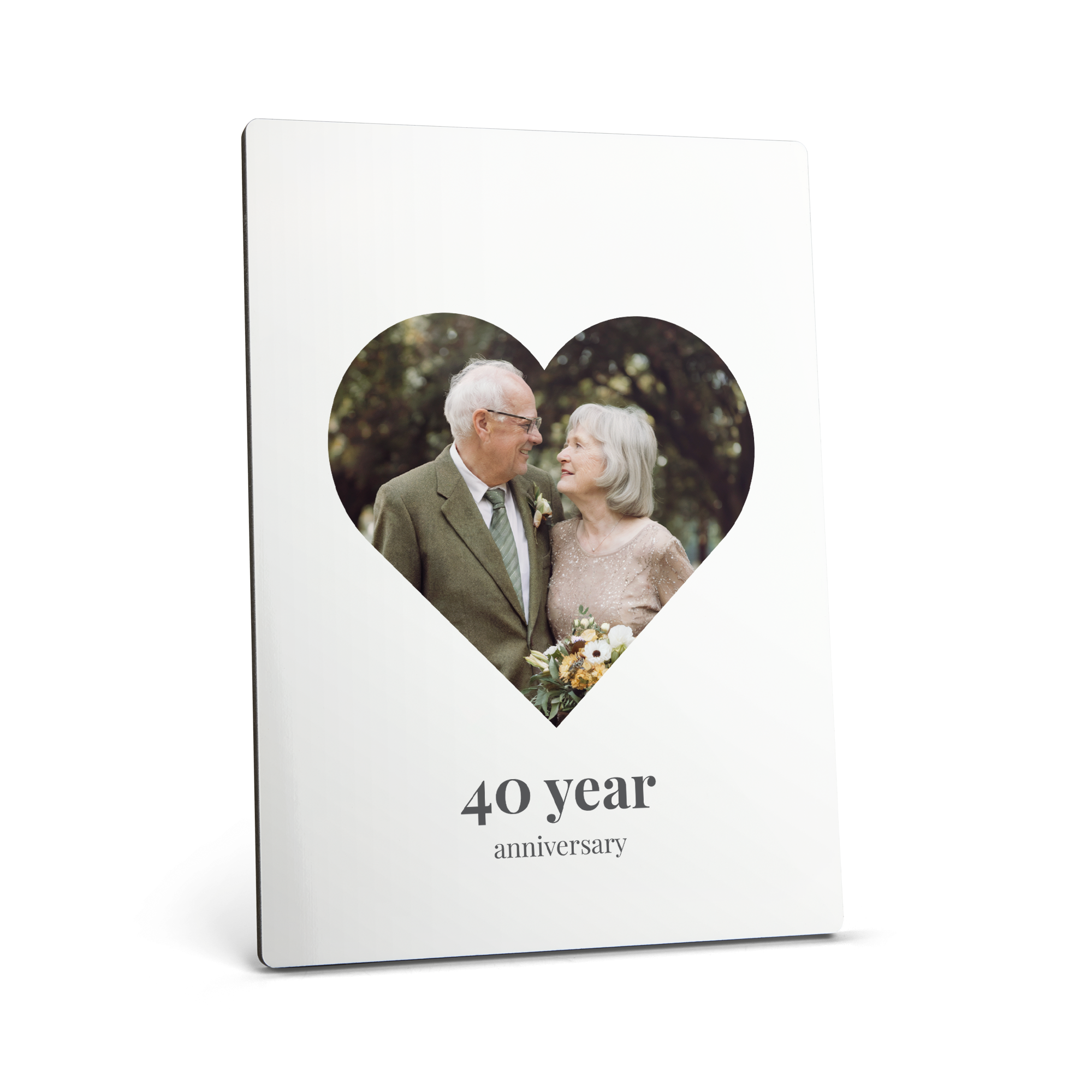 Egyedi keménytábla fotóállvány egy idősebb házaspár szív alakú fotójával és 40 year anniversary felirattal, személyre szabott ajándék.