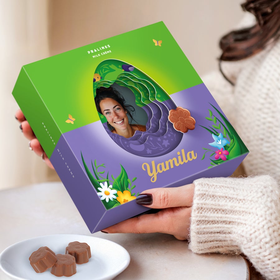 Milka chokolader i personlig 3D gaveæske - Påske Personlig Milka 3D gaveæske med billede af en kvinde og navnet Yamila, printet i fuld farve. Skab en magisk påske.