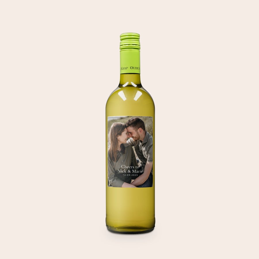 Oude Kaap Personalizzato Bottiglia di vino bianco Oude Kaap con etichetta personalizzata, stampata con una foto di coppia e la scritta Cheers to Nick & Marie 12-09-2023