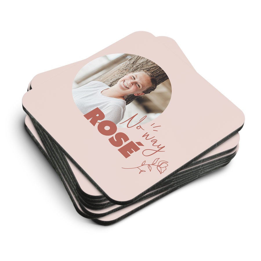 Un set de dessous de verre personnalisés, imprimés avec la photo d une femme souriante et le texte ROSE pour une décoration de table originale.