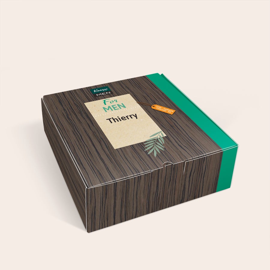 Coffret cadeau Kneipp Men Wellness Coffret cadeau Kneipp pour homme personnalisé avec le nom Thierry, imprimé sur l'emballage façon bois.
