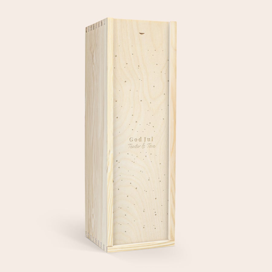 Moët & Chandon Brut i en personlig champagnelåda En exklusivt graverad vinlåda av trä med texten "God Jul Teodor & Tove", perfekt att överraska med en flaska Moët & Chandon champagne.