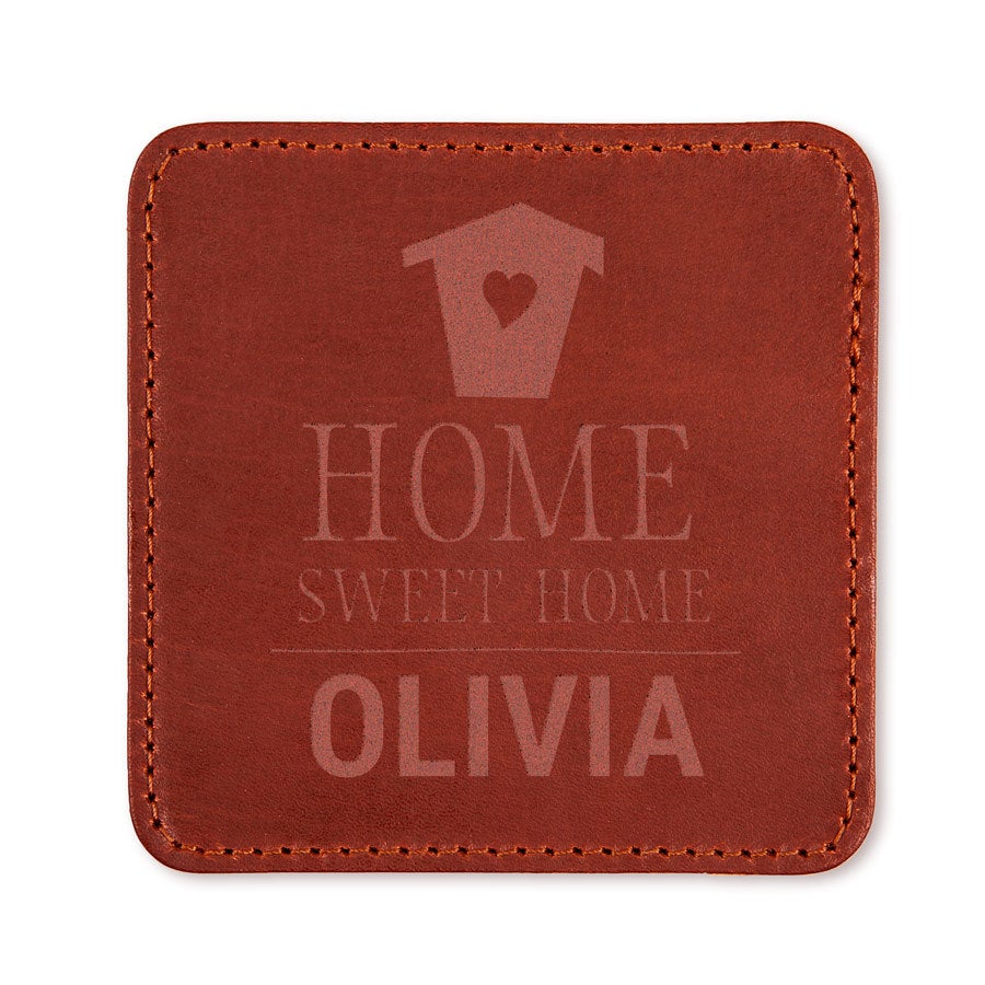 Posavasos de cuero grabado con "Home Sweet Home", un diseño de casa con corazón y el nombre Olivia.
