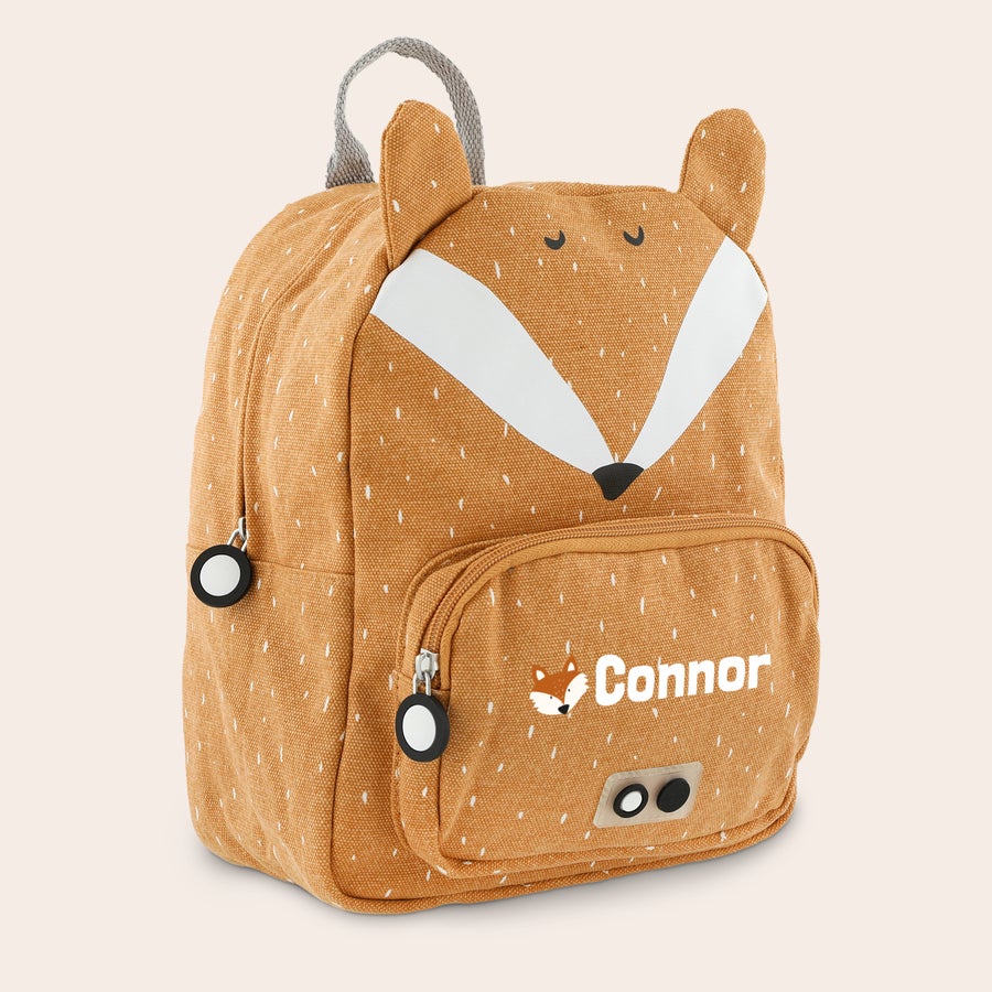 Personlig barnesekk - Trixie Oransje Trixie-ryggsekk med revemotiv og hvitt trykt navn Connor på frontlommen.