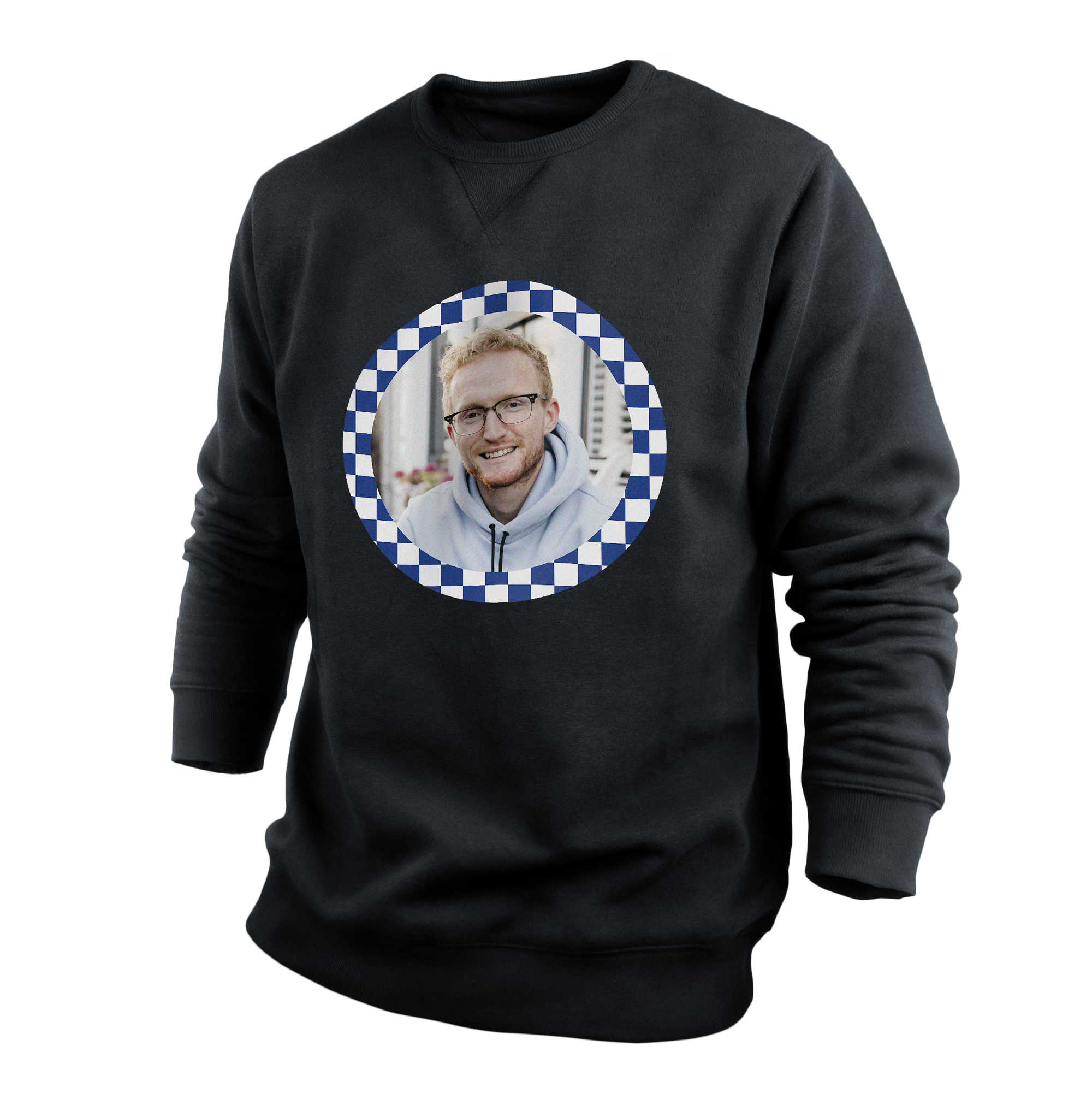 Svart genser med et trykt bilde av en smilende mann og en hvit og blå rutete ramme for en personlig genser