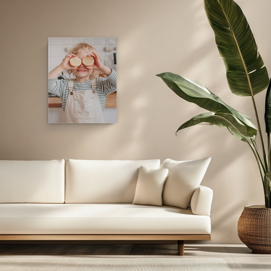 Pânză personalizată Tablou pânză personalizat cu fotografia unui copil blond jucându-se cu lămâi, ideal pentru a avea fotografiile preferate tipărite pe pânză de înaltă calitate.