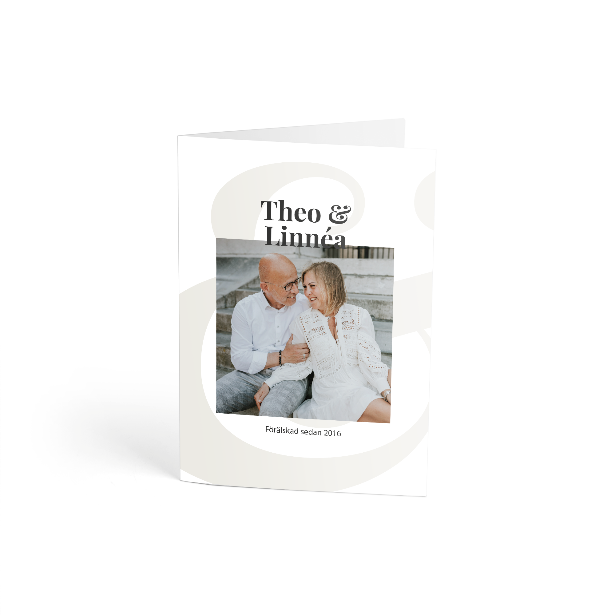 Personligt gratulationskort med en tryckt bild av ett par Theo och Linnéa och texten Förälskad sedan 2016