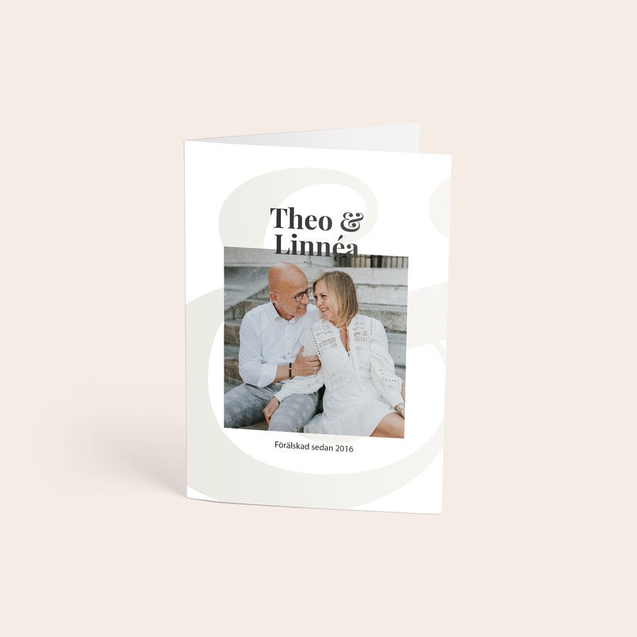 Torkad blombukett med personligt kort Personligt gratulationskort med en tryckt bild av ett par Theo och Linnéa och texten Förälskad sedan 2016