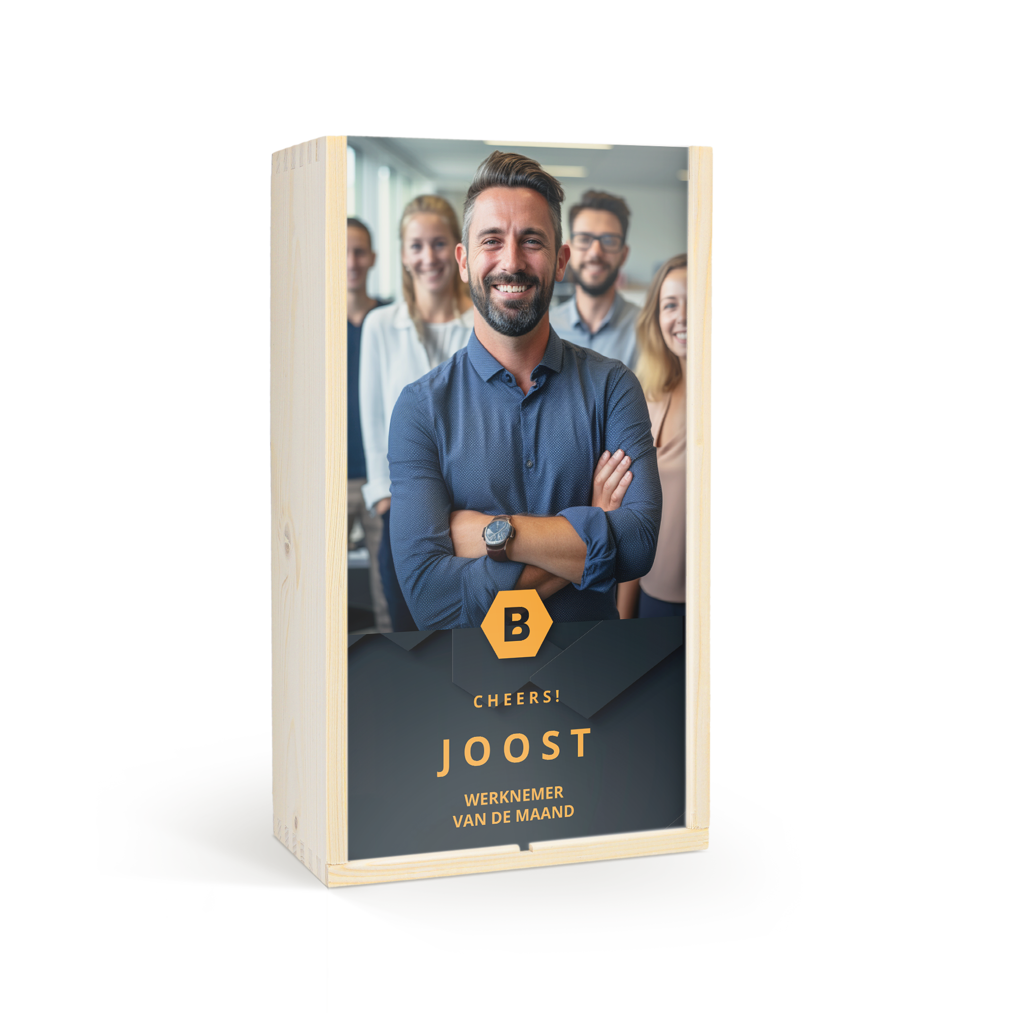 Luxe houten kist met persoonlijke bedrukking voor Joost werknemer van de maand, inclusief foto van een team.