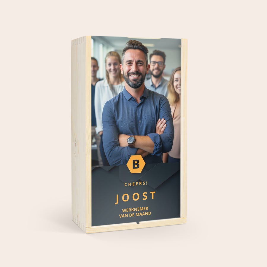 Gepersonaliseerde wijnkist Luxe houten kist met persoonlijke bedrukking voor Joost werknemer van de maand, inclusief foto van een team.