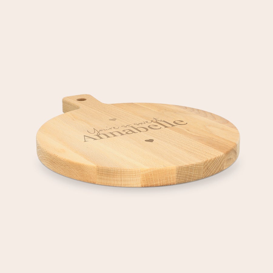 Tagliere per Aperitivo Personalizzato Tagliere da portata in legno rotondo con manico e foro, inciso con la scritta You're so sweet Annabelle e cuori, ideale per i tuoi snack preferiti