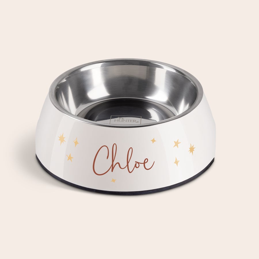 Castron pentru hrănirea câinilor Bol de hrănire personalizat pentru câine, alb, din melamină cu vas din inox, imprimat cu numele "Chloe" și steluțe aurii.