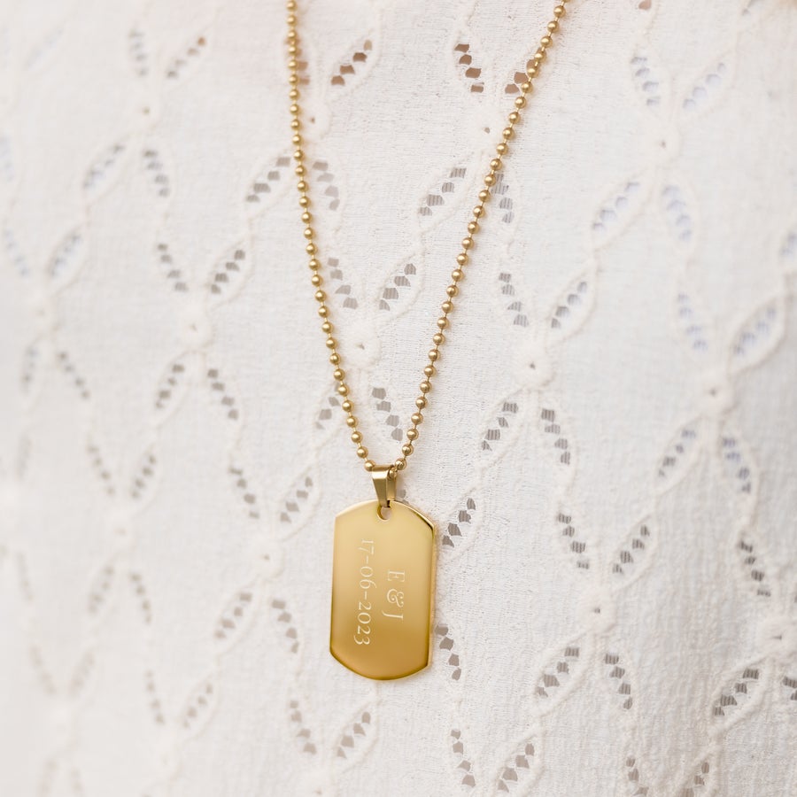 Pingente militar com nome. Incl. corrente Crachá dourado gravado com as iniciais E & J e a data 17-06-2023, um lindo crachá com o nome gravado como um presente