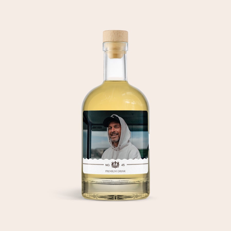 Personlig Whisky Personlig flaske whisky med eget foto og unik etikette, der står "PREMIUM DRINK NO. 45"