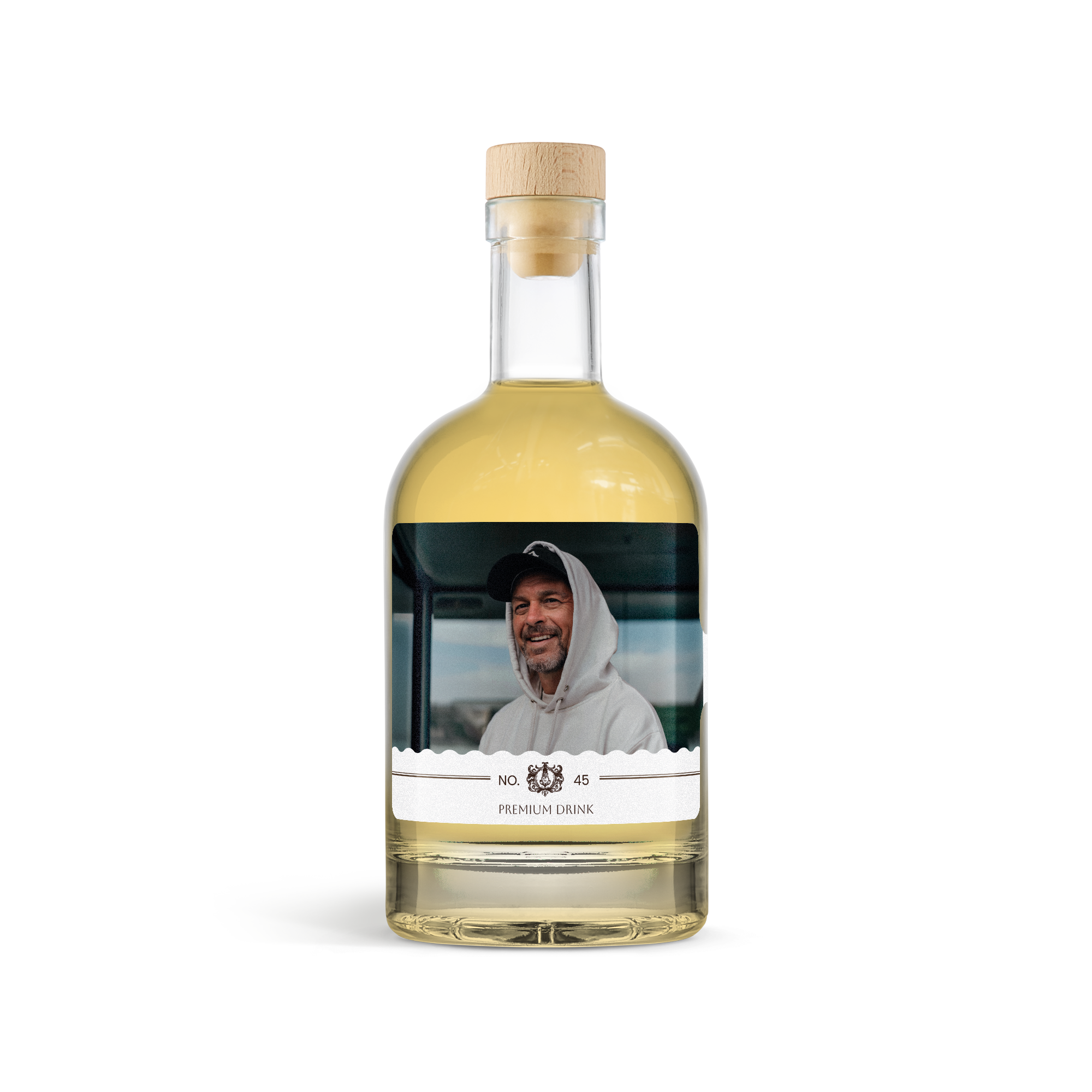 Personlig whiskyflaska med fototryck av en leende man på etiketten. En unik present för whiskyälskare.