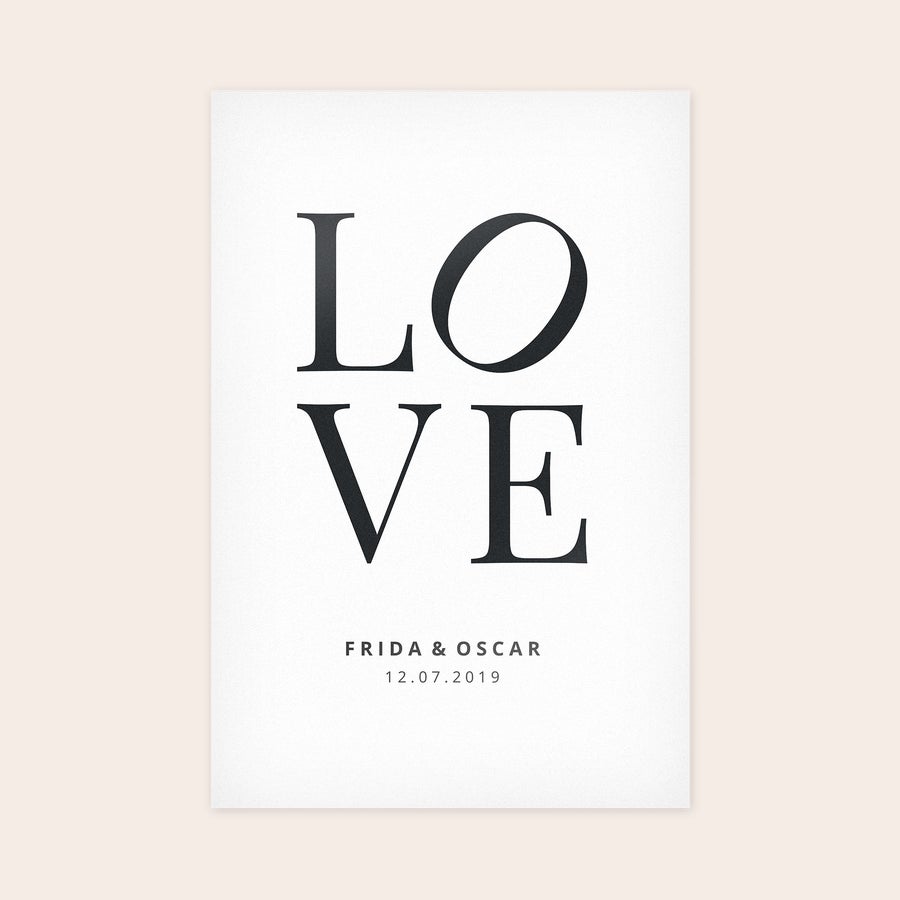 Foto på skumplate Et bilde på forex trykt med LOVE og personaliserte navn Frida & Oscar, dato 12.07.2019.