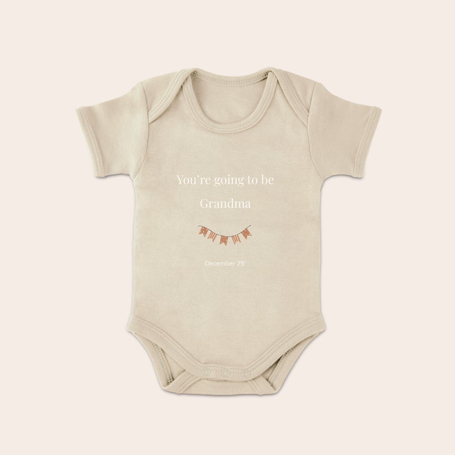 Body Personalizzato per Neonati Body neonato beige stampato con la frase You're going to be Grandma una ghirlanda e la data 25 dicembre perfetto per sorprendi i neo-genitori stampando un body