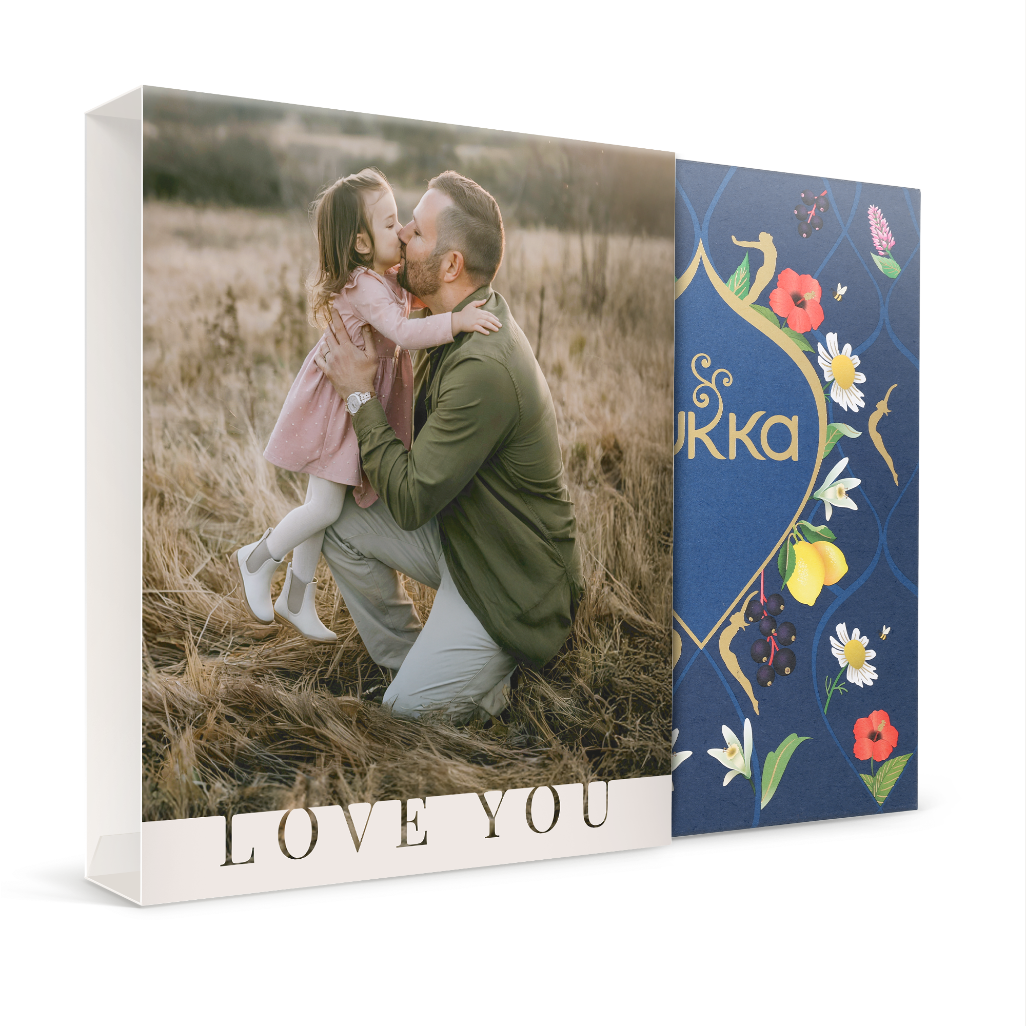 Personalisierte Teebox bedruckt mit einem Foto von Vater und Tochter, der Aufschrift LOVE YOU und dem Pukka Tee Logo für Dein eigenes Teeparadies.