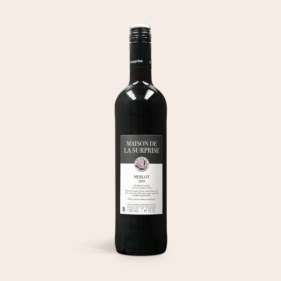 Personalizované víno - Maison de la Surprise Merlot Láhev červeného vína Maison de la Surprise Merlot 2022 s vlastním potiskem etikety jako dárek.