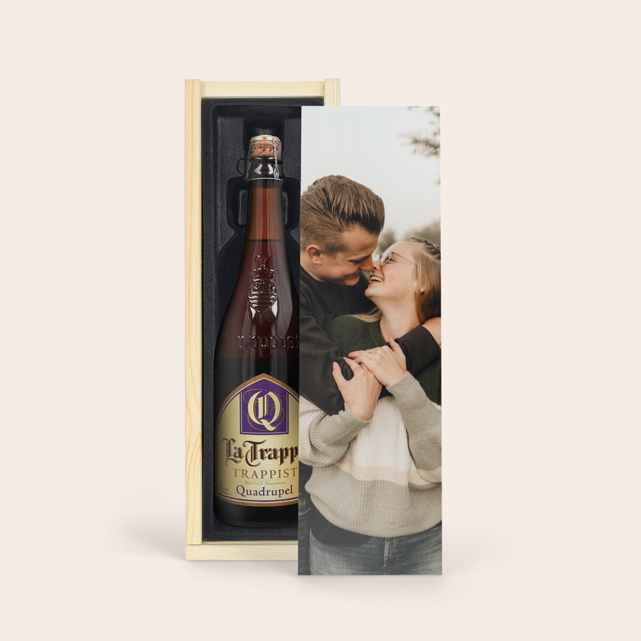 Personlig öl La Trappe Isid'or La Trappe Quadrupel öl i trälåda med ett personligt foto av ett par tryckt på locket