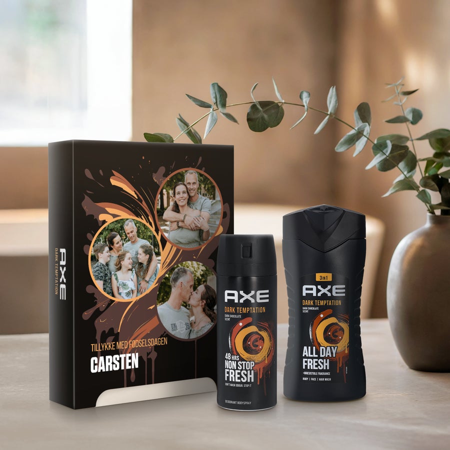 Personligt øksegavesæt - Dark Temptation Axe-gavesæt med personligt cover, trykt med 3 familiebilleder og navnet Carsten.