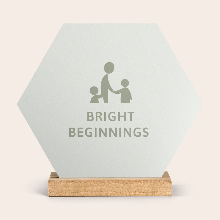 Piastrella in Legno con Foto Personalizzata Piastrella fotografica in legno a sei angoli con icona di famiglia e testo Bright Beginnings personalizzabile