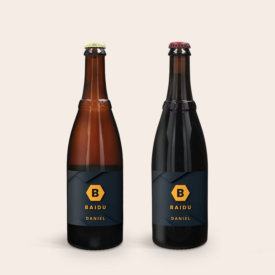 Conjunto de oferta de cerveja - Westmalle Dubbel e Tripel Duas garrafas de cerveja Westmalle Dubbel e Tripel com rótulos personalizados com texto Baidu Daniel