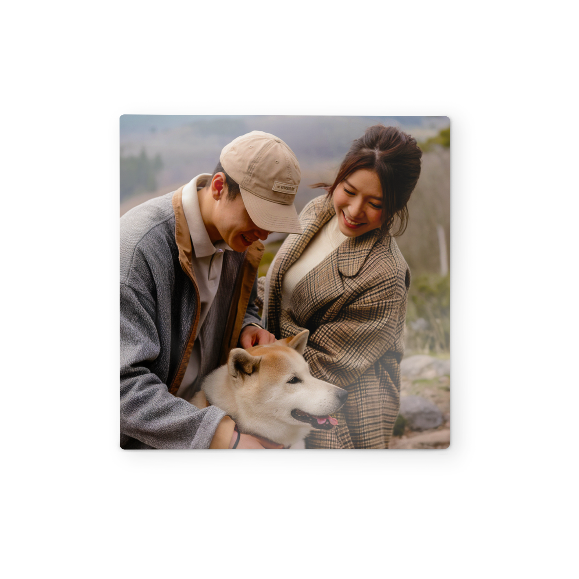 Painel de arte de madeira quadrado, personalizado com foto de casal abraçando um cão, para decore sua parede com seu design.