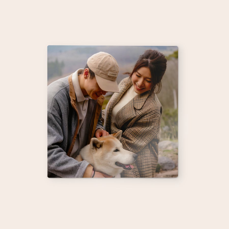 Azulejos personalizados Panel de arte mural de madera con pareja joven y perro, impreso con una foto personalizada. Decora tu pared con un diseño propio.