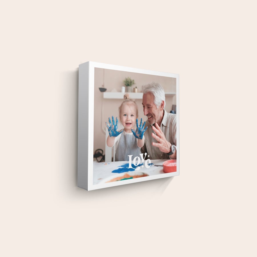 Pânză personalizată Pânză foto personalizată, cu fotografia unui bunic și nepotă cu mâinile pictate, având textul Love imprimat. Aveți fotografiile preferate tipărite pe pânză de înaltă calitate!