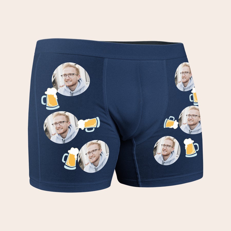 Boksarice Personalizirane boksarice v temno modri barvi s potiskano ponavljajočo se fotografijo in vrčki piva