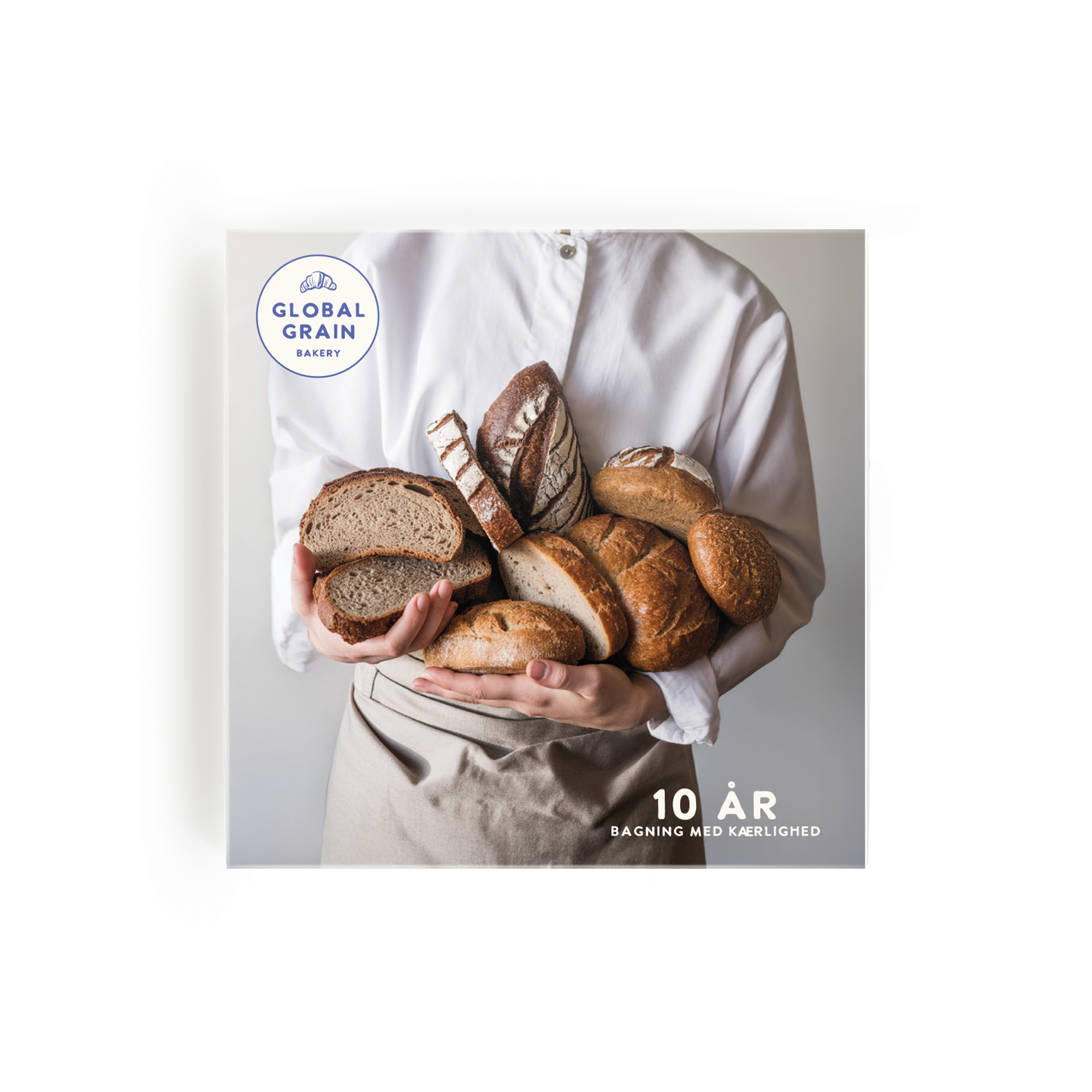 Hænder fyldt med forskellige brødtyper fra Global Grain Bakery, fejrer 10 år med bagning.