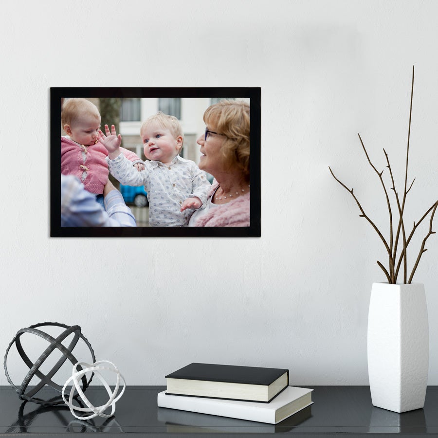 Lujoso marco de fotos de vidrio personalizado con imagen de una abuela feliz con dos bebés.