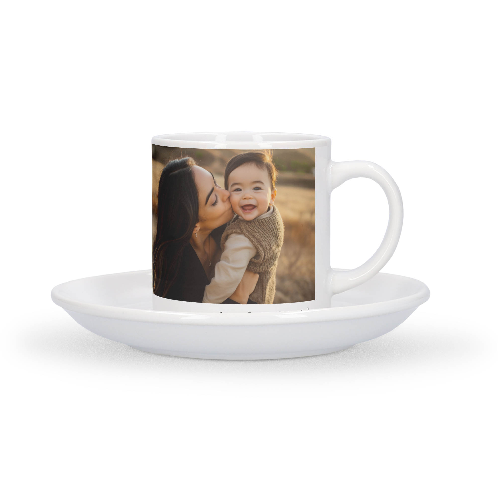 Taza de capuchino blanca personalizada con una foto impresa de una madre besando a su bebé.