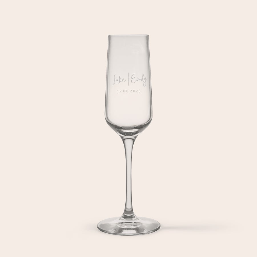 Pahar - Șampanie Pahar de șampanie personalizat din cristal, gravat cu numele Luke și Emily, și data 12 06 2023
