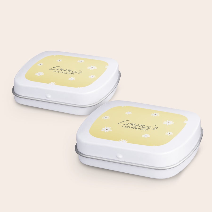 Miętówki w personalizowanej puszce Dwie personalizowane puszki miętówek z napisem Emma's Communion i stokrotkami, idealne aby zaskoczyć gości